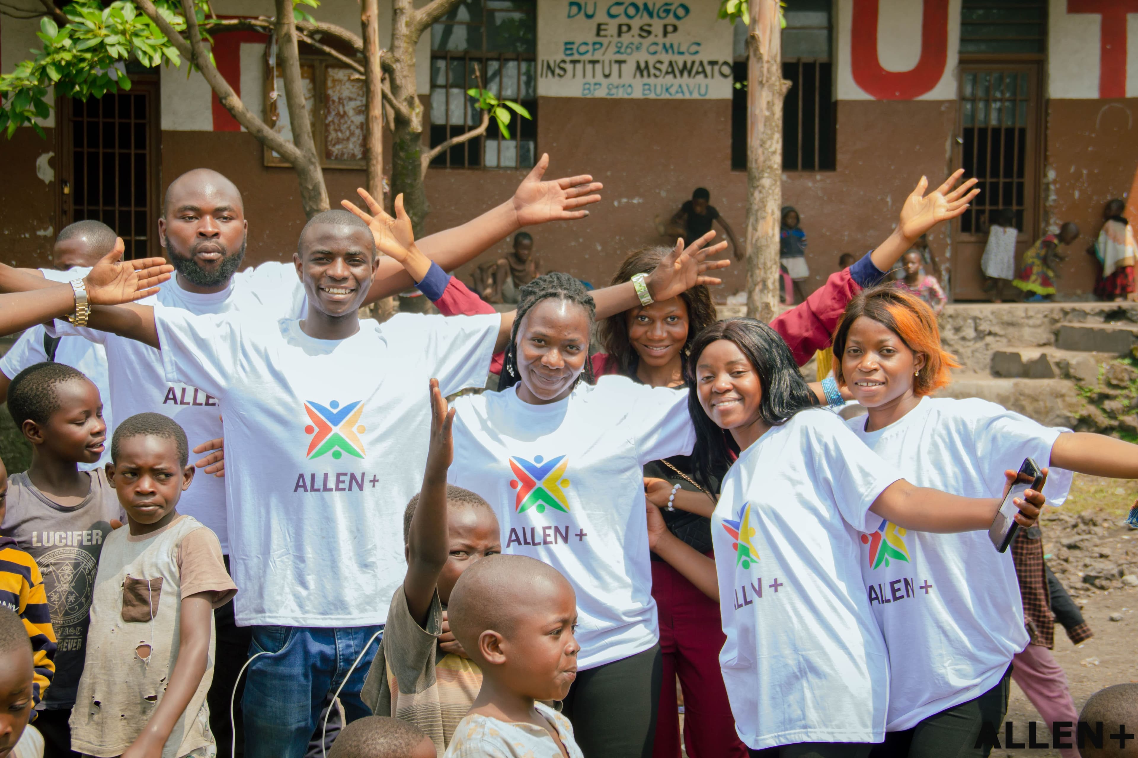 Équipe ALLEN+ et membres de la communauté travaillant ensemble