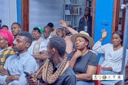 Jeunes participant à des discussions et activités sur l'action climatique